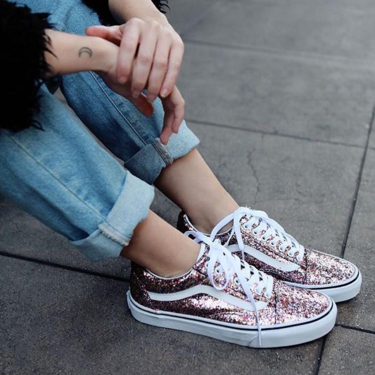 wear sneakers and look chic 